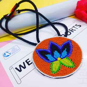 Collar con colgante floral hecho a mano con cuentas de colores naranja, azul, morado, verde, amarillo y blanco y cordón largo - Product Image 5