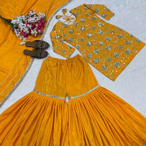 Ensemble Sharara en crêpe naturel avec broderie de sequins de 5 mm et dupatta à bordure en dentelle fantaisie, tenue de fête ethnique entièrement cousue - Product Image 1