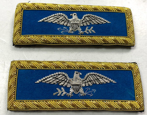 Écusson d'épaule personnalisé classique en toile de polyester rouge et noir, avec broderie de haute qualité, à coudre, avec épingle de sécurité - Product Image 1