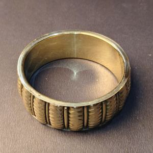 Brazalete de latón ancho con nervaduras y acabado en oro antiguo - Brazalete de metal texturizado hecho a mano - Estilo bohemio duradero - Product Image 2