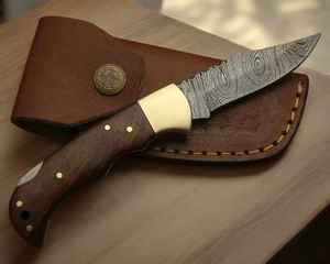 Couteau pliant artisanal en acier Damas de qualité industrielle, manche en bois, pour camping et chasse, avec étui en cuir OEM - Product Image 2