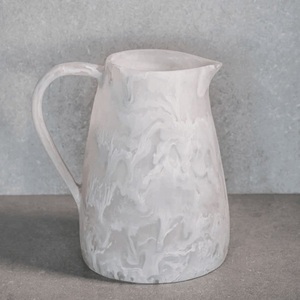 Pichet à eau décoratif en résine fait main pour un divertissement élégant à la maison et une décoration intérieure contemporaine - Product Image 2