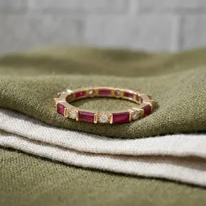 แหวนแต่งงานแบบ Eternity Band สำหรับผู้หญิง ประดับด้วยทับทิมและเพชรทรงบาแกตต์  ฝังแบบ Bezel Setting  ทองคำแท้ 18k  งานสั่งทำพิเศษ - Product Image 5