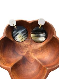 Pendientes Largos de Lujo Modernos Hechos a Mano para Niñas, Nuevo Diseño, Tamaño y Precio Personalizables en Oferta, con Cuerno de Búfalo - Product Image 3