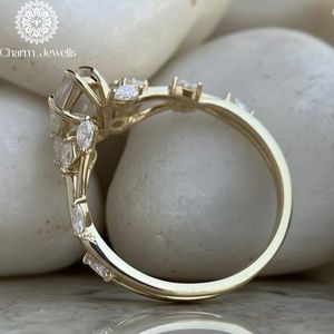 Bague de fiançailles classique vintage pour femme en argent plaqué or avec moissanite taille coussin, sertie à griffes, certifiée IGI - Charm Jewells - Product Image 3