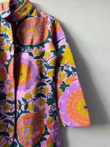 Veste longue matelassée en coton brodée Suzani pour femme, motif floral coloré, style folklorique bohème, col montant, pour l'hiver - Product Image 5