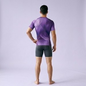 T-shirt de compression pour homme à motif géométrique violet, manches courtes, col rond, séchage rapide, coupe sportive, haut d'entraînement athlétique - Product Image 2