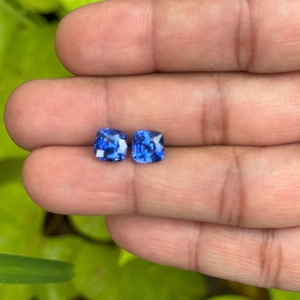 Paire de saphirs bleus naturels du Sri Lanka, 5,21 carats, bleu bleuet, taille coussin, pierres précieuses brutes, qualité AAAA, chauffées, pierres précieuses rares - Product Image 4