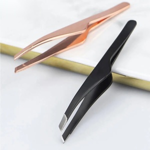 Pinzas para Cejas de Acero Inoxidable con Punta Curva Ryzer Studio, Diseño de Lujo Duradero y Moderno para un Acabado Preciso - Product Image 5
