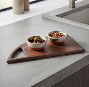 Planche à découper en bois de forme unique, rectangulaire, courbée, avec découpe pour la poignée, brun foncé - Product Image 3