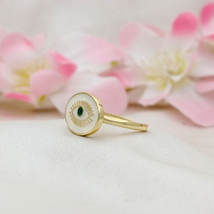 Vente en gros de bagues œil porte-bonheur ovales en argent sterling 925 plaqué or 14 carats avec émail blanc et vert, Memoria Jewels - Product Image 2