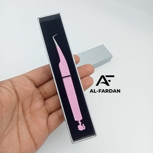 Pince à cils pour extensions de cils, angle 90 degrés, couleur rose, avec motif poupée au bas, pince à cils volume avec boîtes cartonnées - Product Image 1