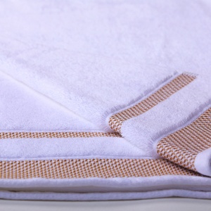 Serviette de Bain Blanche de Luxe Ultra Premium en Coton Éponge Compressé Doux Très Absorbant Séchage Rapide Écologique Personnalisable Couleur Unie - Product Image 1