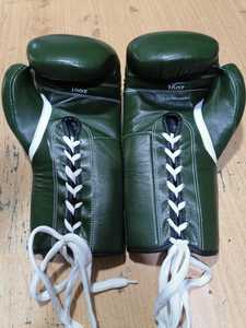 ถุงมือ MMA หนังวัวสีเขียวเข้มแบบผูกเชือก 4 ชั้น ระบายอากาศได้ดี น้ำหนักเบา บรรจุภัณฑ์แบบกำหนดเองสำหรับการฝึกซ้อมมวย - Product Image 4