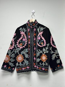 เสื้อแจ็คเก็ตผ้ากำมะหยี่สีดำสไตล์ซูซานี งานฝีมือประณีต ปักลายดอกไม้และเถาวัลย์ แขนยาว สไตล์โบฮีเมียน เสื้อคลุมสำหรับผู้หญิงช่วงฤดูใบไม้ร่วง - Product Image 3