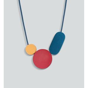 Collier Chic Contemporain Fait Main pour Femmes Urbaines Assortiment de Perles en Résine et en Bois Bijoux Chic - Product Image 5