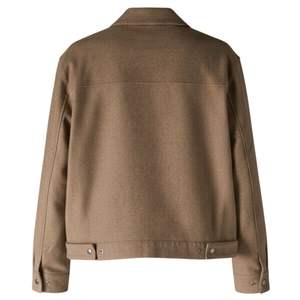 Chaqueta de Espiga a Medida para Hombre en Color Beige con Cierre de Cremallera Elegante, Diseño Moderno, Tela de Alta Calidad y Ajuste Cómodo - Product Image 2