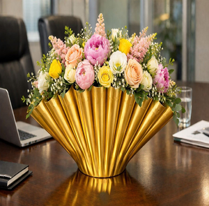 Elegante florero metálico con aspecto de cerámica en verde pastel, con un elegante borde dorado, disponible a precios de mayorista. - Product Image 5