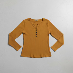 Chemise côtelée Henley à manches longues pour femme, col à revers boutonné, coupe ajustée, tricot extensible, vente en gros OEM en usine - Product Image 4