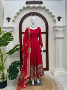 Ensemble Anarkali Lehenga en soie rouge foncé avec broderie Zari, tenue traditionnelle indienne et pakistanaise pour femmes, idéal pour les mariages et les fêtes - Product Image 4