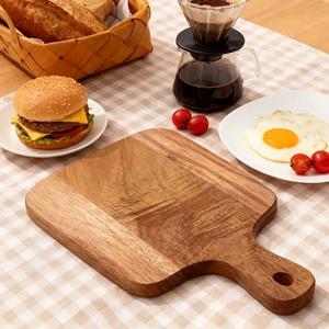 Tabla de Cortar de Madera Premium con Mango de Fácil Agarre, Acabado Liso, Superficie Apta para Cuchillos, Ideal para Cortar, Servir y Decorar - Product Image 2