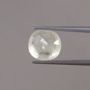 ไพลินสีเหลืองธรรมชาติแท้ รับรองโดย IGI เกรด AAA ขนาด 9.5x9.5 มม. รูปทรงคุชชั่น น้ำหนัก 4.62 กะรัต พลอยเปลี่ยนสีได้ - Product Image 3