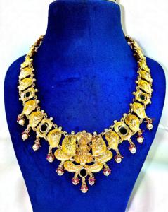 Collar tradicional indio de oro antiguo de 22k con colgante floral redondo de Lakshmi disponible en ORO/PLATA/BRONCE - Product Image 3