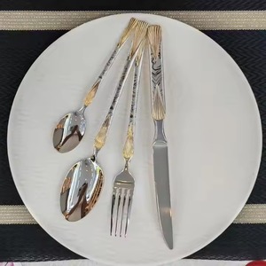 ชุดช้อนส้อมสแตนเลสขายดี มีให้เลือกหลายแบบ ได้แก่ ชุด 3 ชิ้น, 4 ชิ้น และ 6 ชิ้น - Product Image 1