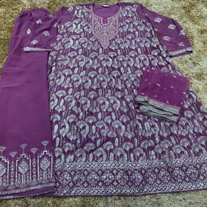 Ensemble de salwar kameez brodé en georgette avec des détails en fil de zari et des paillettes, une tenue ethnique élégante conçue pour les femmes. - Product Image 5