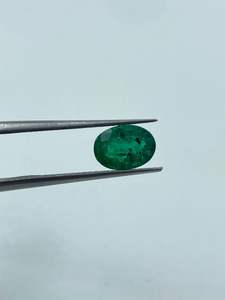 Anillo con Esmeralda Natural de Alta Claridad, Corte Ovalado, Piedra Suelta, Alto Pulido, Personalizado al Mejor Precio - Product Image 2