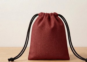 Pochette à cordon personnalisée avec logo vert, en faux daim, pour cosmétiques, bijoux, accessoires, ou comme sac cadeau. - Product Image 1