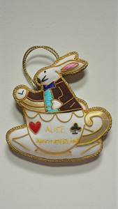 Lapin Alice au pays des merveilles Zari suspendu avec broderie perlée – Ornement décoratif mural et pour arbre fait main sur le thème de la fantaisie - Product Image 2