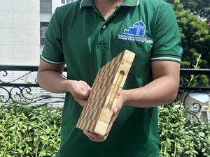 Planche à découper rectangulaire en bois mélangé, motif à carreaux, antidérapante, pièce unique, fabriquée au Vietnam - Product Image 3