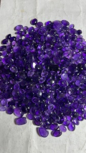 Gemas Trimurti, Amatistas Naturales Cabujón, Piedras Sueltas de Diferentes Formas, Color Púrpura, 15-25mm, Lote al Por Mayor para Fabricación de Joyería de la Región de Rajasthan - Product Image 3
