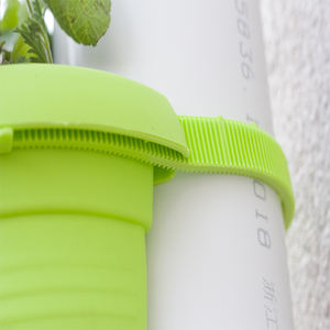 <span class=keywords><strong>Pot</strong></span> de fleur en plastique suspendu en gros à bas prix décor de plantation de croissant vertical avec trou de drainage pour tuyau mur jardin extérieur - Product Image 4