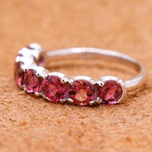 Venta al por mayor de anillos de media eternidad de plata de ley 925 con turmalina rosa natural redonda y engaste compartido, Memoria Jewels - Product Image 1