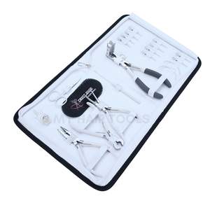 Kit d'outils OEM blancs pour extensions capillaires, comprenant une pince de retrait de micro-perles, un outil de sertissage, une pince pour extensions à bandes, un coupe-keratine et des pinces à crochets. - Product Image 1