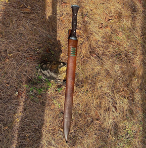 Espada de Acero al Carbono Hecha a Mano con Mango de Madera |   Pieza de exhibición de coleccionista forjada a mano, resistente y ligera |   Hecho en Pakistán - Product Image 2
