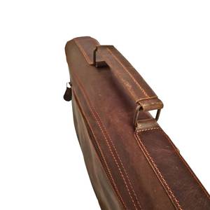 Bolso para portátil de cuero con cierre de cremallera y correa para el hombro, hecho con cuero de primera calidad, impermeable, sostenible y duradero. - Product Image 3