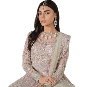 Vestido de novia pakistaní premium en rosa rubor y plateado con trabajo de espejo metálico, Lehnga Choli nupcial con cristales intrincados - Product Image 4