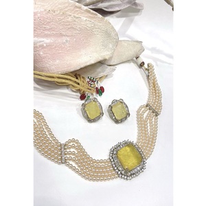 Parure de bijoux tendance en laiton plaqué or de qualité supérieure avec moissanite, collier ras-du-cou et boucles d'oreilles, collection pour femme, idéale pour mariages et soirées - Product Image 1
