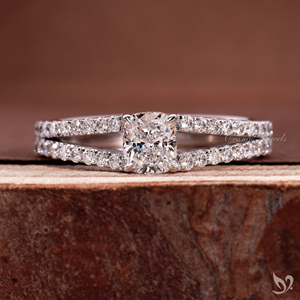 แหวนเพชรทรงคุชชั่นขนาด 0.5 กะรัต ตัวเรือนทองคำขาว 10K ประดับเพชรแบบสลิมสปลิตพาเว่ พร้อมใบรับรอง IGI เหมาะสำหรับแหวนขอแต่งงาน - Product Image 1