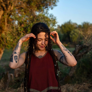 Haut sans manches en coton style bohème avec dos en dentelle ajustable et ourlet à franges, fait main, tenue de festival, tenue bohème d'été - Product Image 1