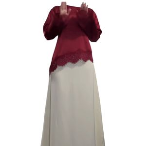 Haut en satin rose et blanc avec une bordure en dentelle asymétrique et des manches longues évasées - Product Image 2