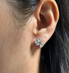 ต่างหูเพชรทรงลูกแพร์สามเม็ด ประดับเพชรเลี้ยงในห้องปฏิบัติการ ดีไซน์แบบห้อย ตัวเรือนทอง 14k หรือเงิน รับรองโดย IGI คุณภาพ DEF VVS VS - Product Image 2