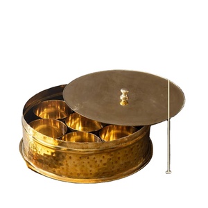 Boîte à épices indienne en laiton antique avec 7 récipients amovibles, compatible lave-vaisselle, outils pour herbes et épices par HF CRAFTS - Product Image 2