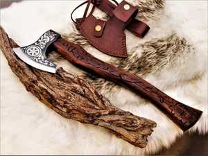 Hache Tomahawk artisanale avec manche en bois et fourreau en cuir pour la survie en plein air - Product Image 2