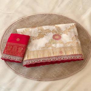 ヴァストラコテージ ヘビードーラシルクサリー ミナカリザリ織り刺繍入りコードスパンコールボーダー コントラストランニングブラウス付き - Product Image 1