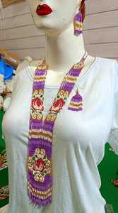 Ensemble collier et boucles d'oreilles en perles de verre faites à la main, assortis pour les mariages traditionnels et les occasions spéciales. - Product Image 2