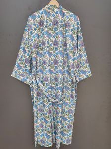 Bata Kimono con Estampado Botánico Azul y Rosa, Hecha a Mano con Técnica de Bloqueo, con Cinturón - Product Image 5